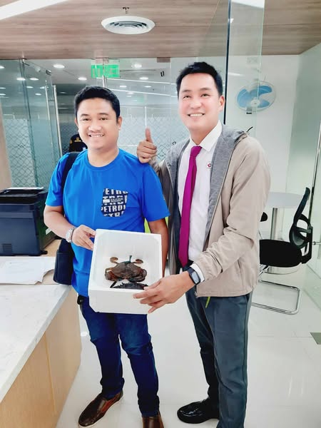 CEO delivering fresh crabs from BigByte Aquaventures to One West Bank