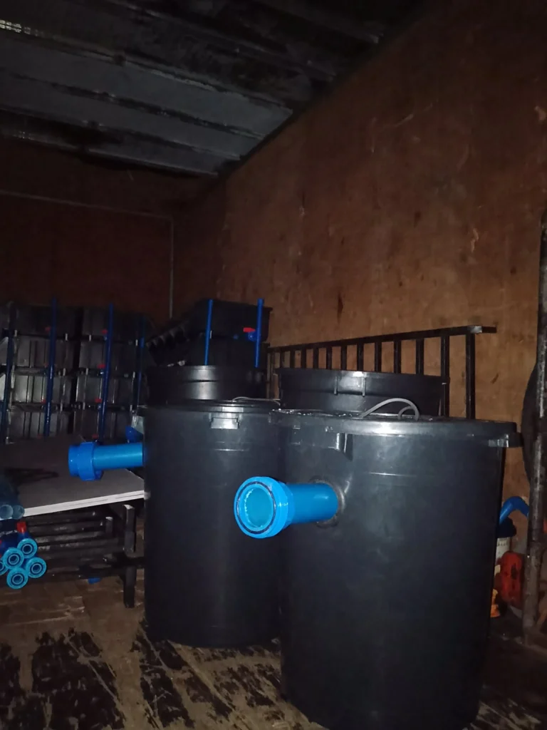 Vertical crab farming is a modern aquaculture method that uses stacked or tiered crab enclosures. This setup allows farmers to raise more crabs within a limited area.