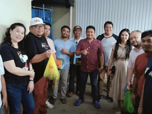 A group of seminar participants smiling and posing.
