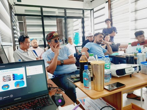 A group of seminar participants listening closely to the lecture.